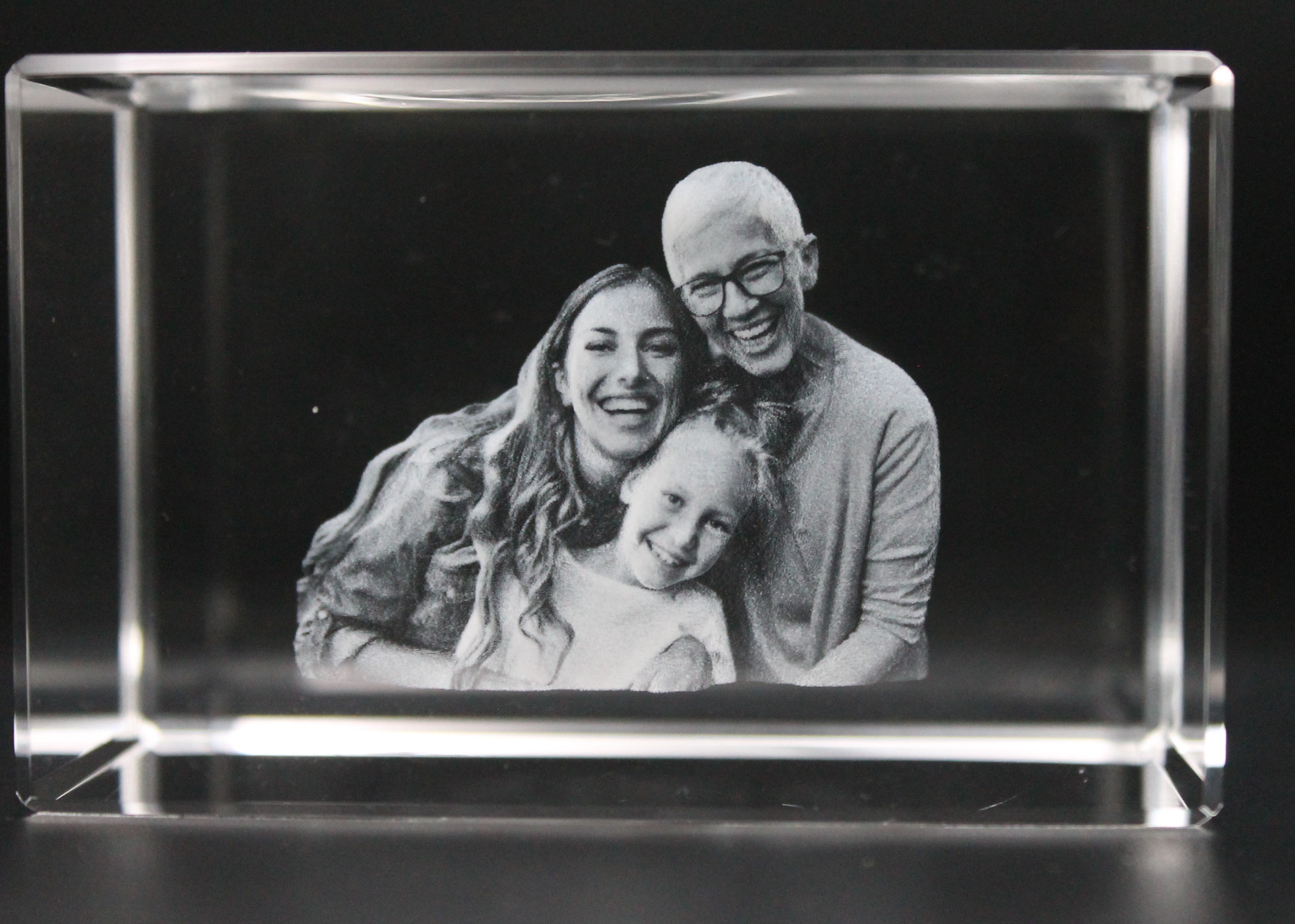 3d photo crystal rectangle showing a family 