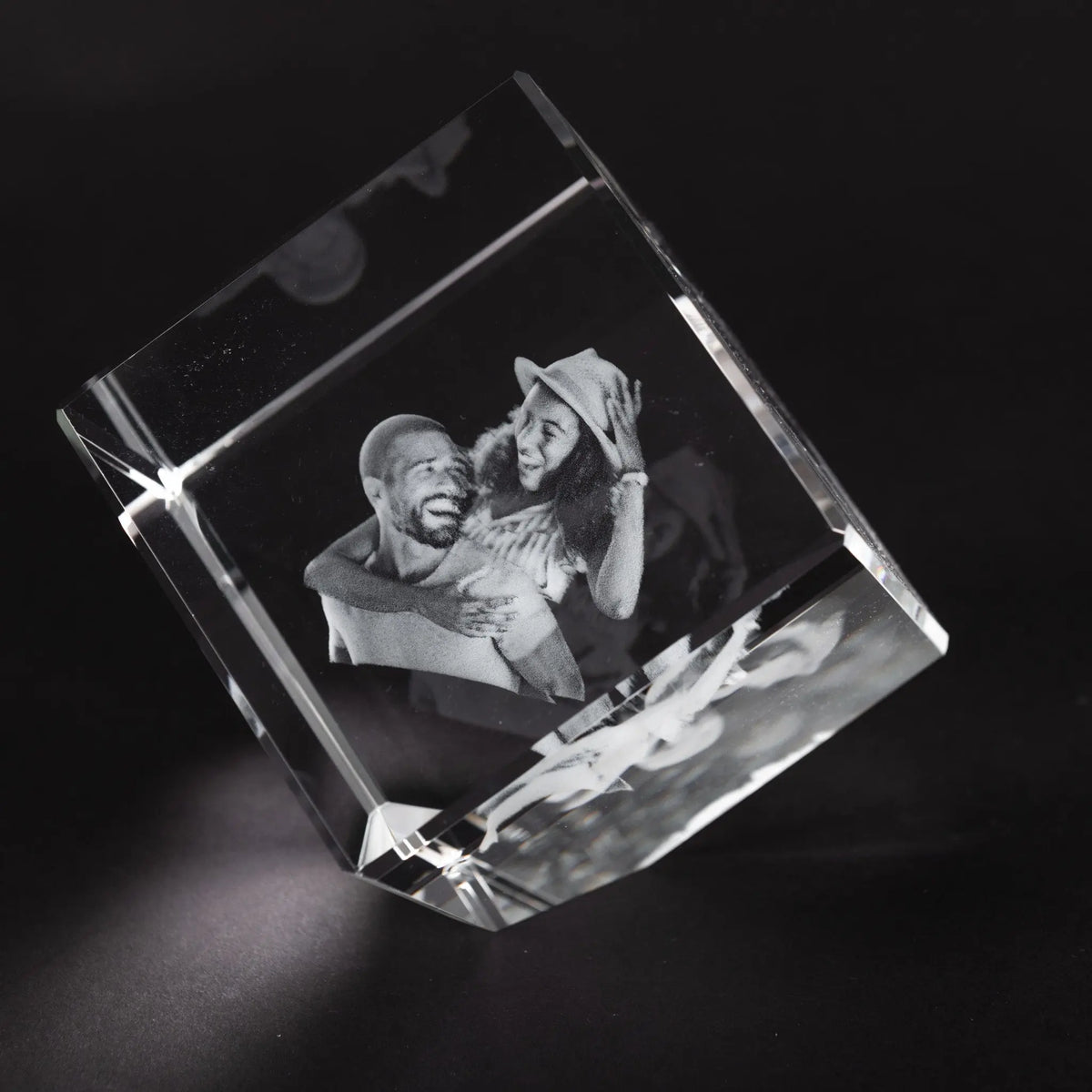 Couple engraved inside a diamond cut 3D photo crystal cube