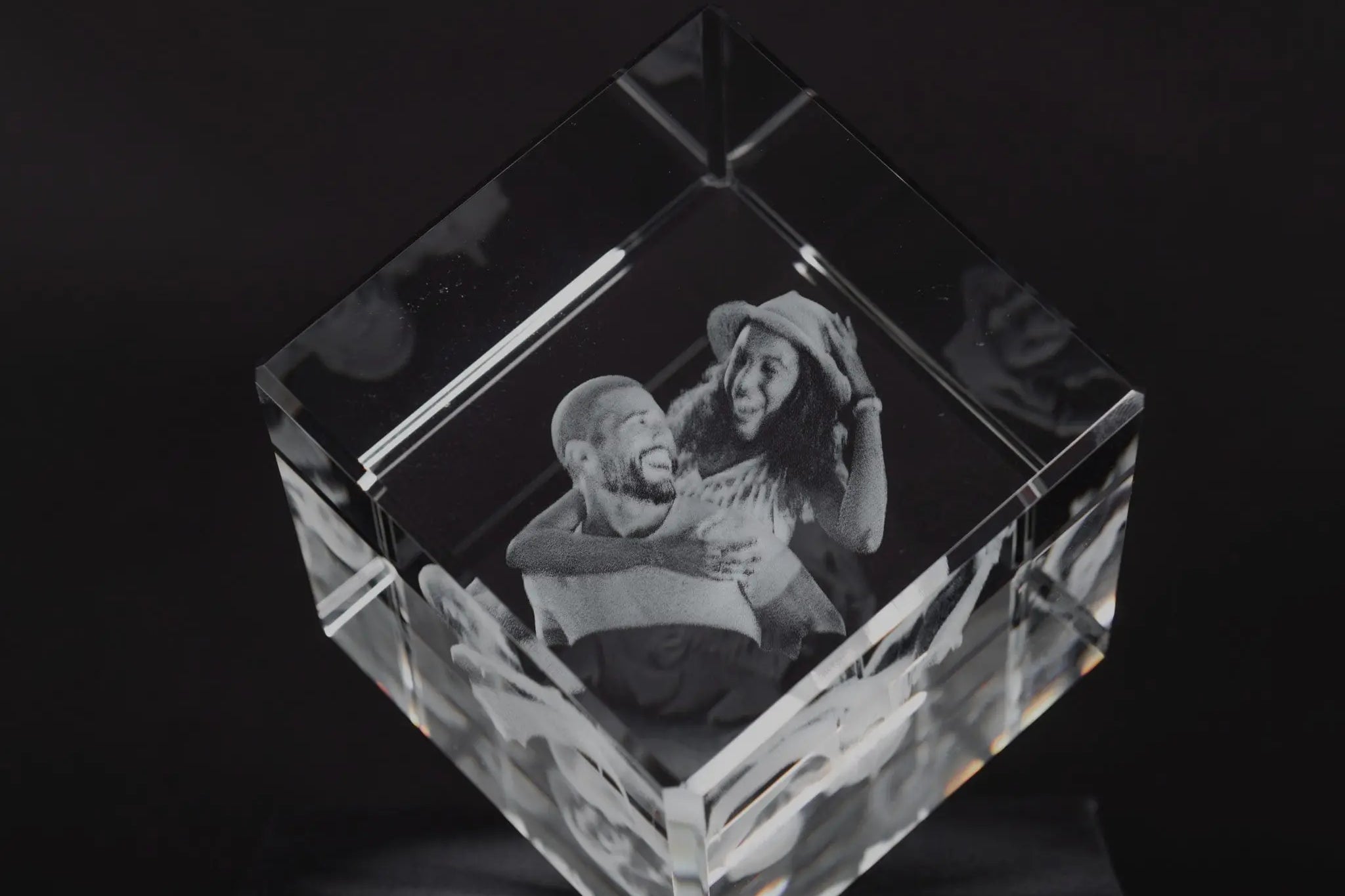 3d crystal photo gift of a happy couple lit up by LED